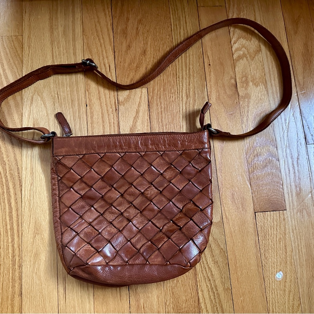 Vilenca Holland brown weaved leather crossbody bag
